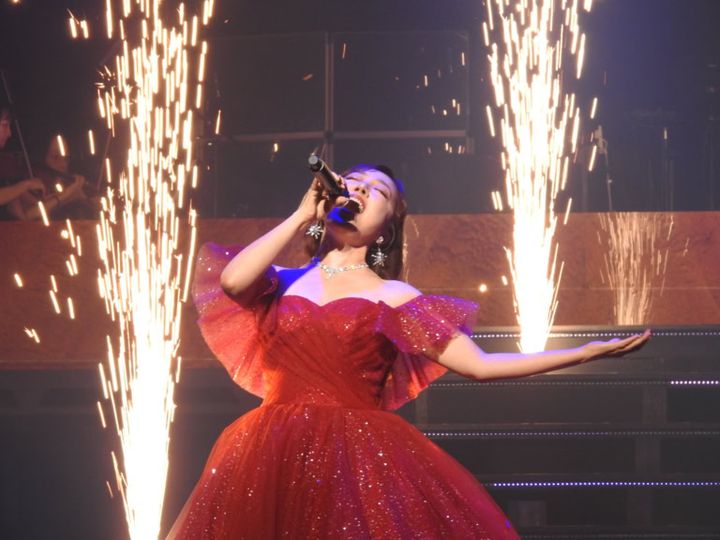 平原綾香の真っ赤なドレスと炎の舞台効果により、さらにダイナミックなステージとなった「Firework」。