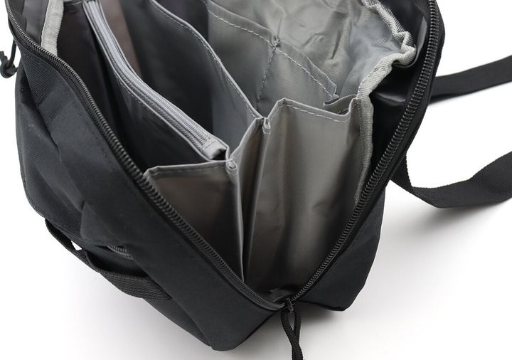 じゃばら式に開いたショルダーバッグの内部構造