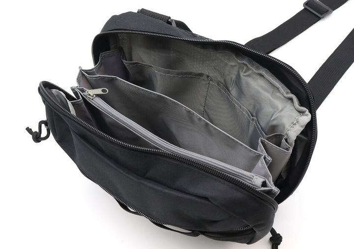 じゃばら式に開いたショルダーバッグの内部全体