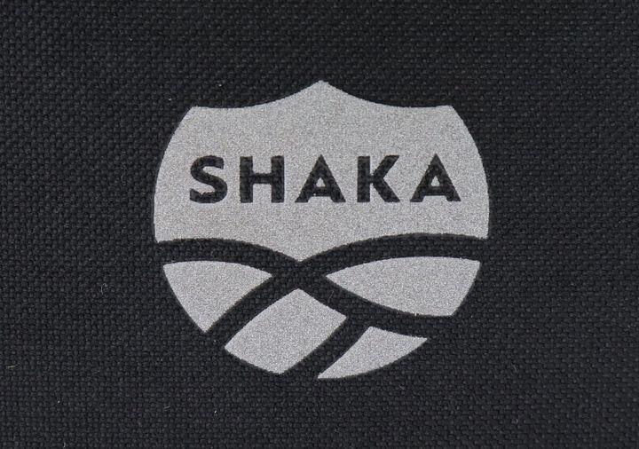 バッグ正面にあるSHAKAのロゴマークのアップ