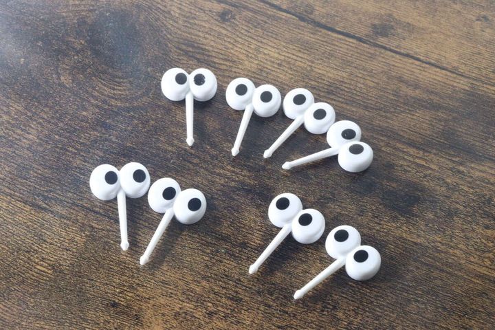 木目調のテーブルに散らばるぎょろ目ピックス