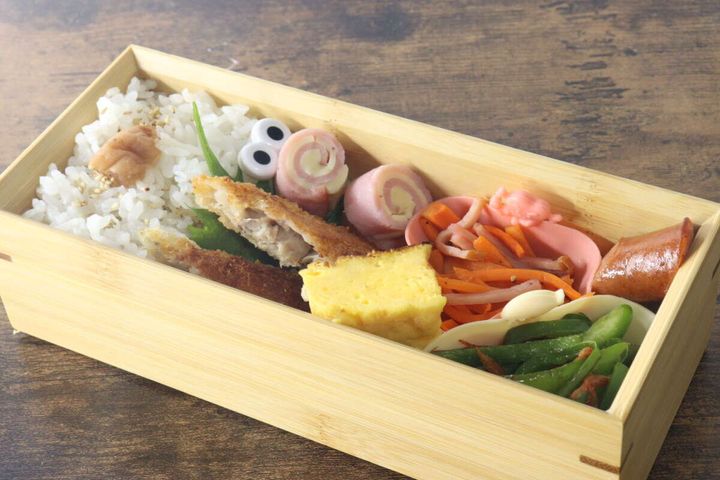 ぎょろ目ピックスが刺さったおかず入りのお弁当
