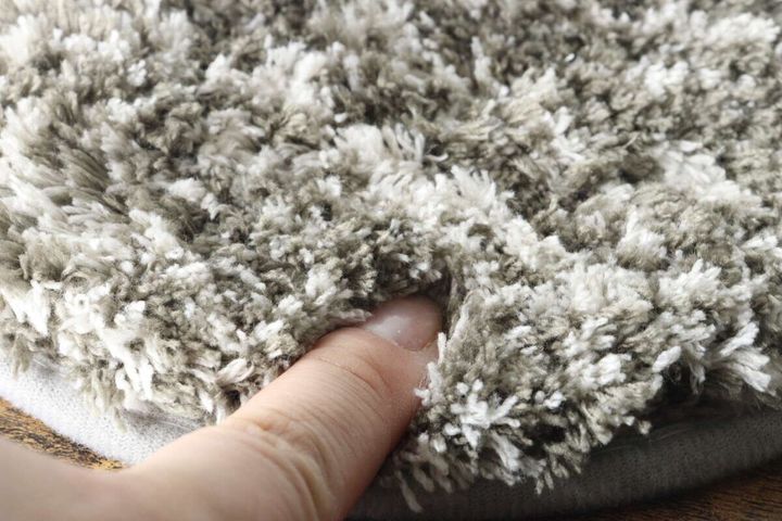 指でタフティングマットのふわふわな毛足を押している様子