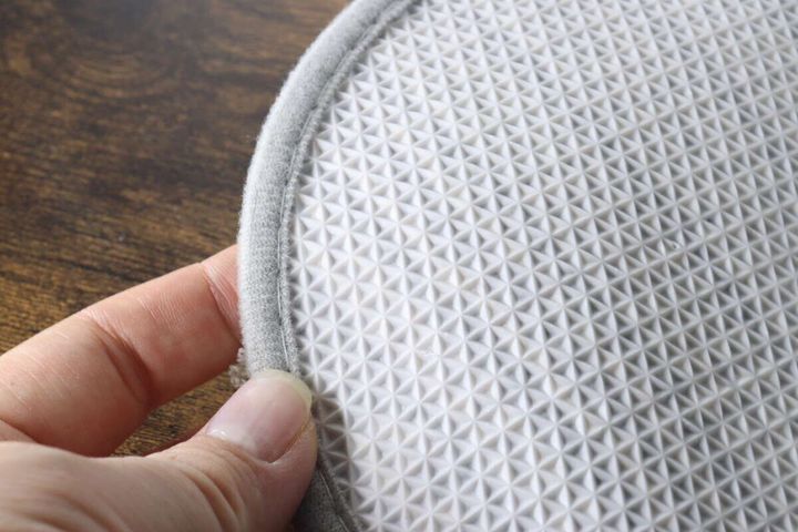 タフティングマットの裏面にある滑り止め加工のアップ
