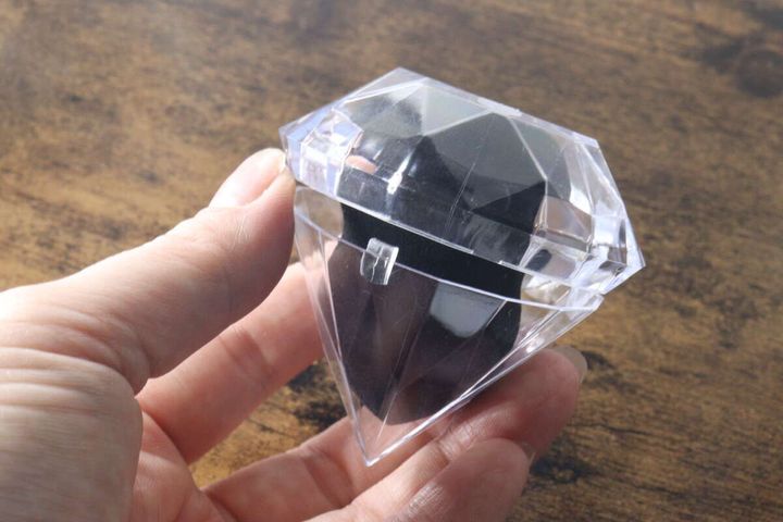 ダイヤモンド型クリアケースに黒いメイクスポンジが入っている