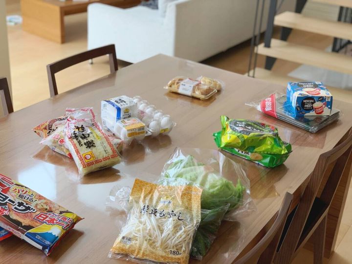 ダイニングテーブルに広げられた買ってきたばかりの食料品