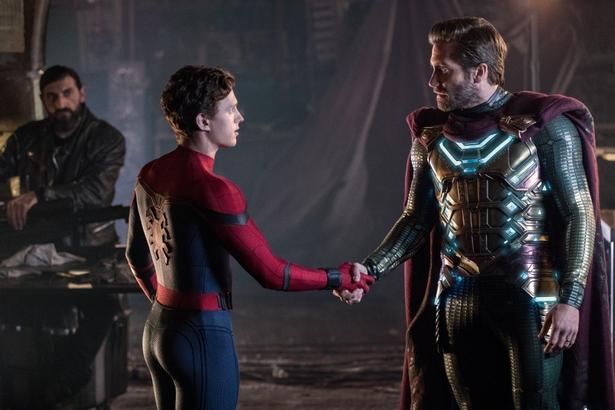 別次元からやってきたというヒーロー、ミステリオ。その正体は…(『スパイダーマン：ファー・フロム・ホーム』) [c] 2019 Columbia Pictures Industries, Inc. All Rights Reserved. | MARVEL and all related character names: [c] & ™ 2026 MARVEL