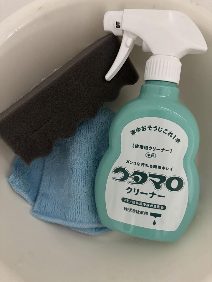 画像: スプレーしてこするだけでベランダがきれいに