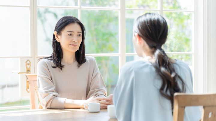 悪気のない親からの質問やプレッシャーが「帰省ブルー」の原因になることも（画像はイメージ）