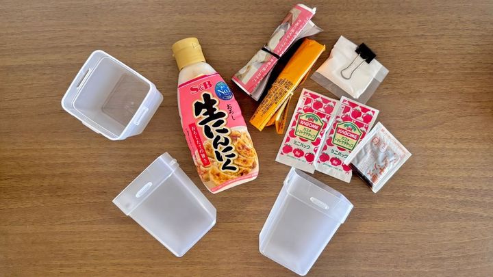 セリアの「くつした整理カップ」を冷蔵庫に使ってみた！小物が倒れないすっきり収納術