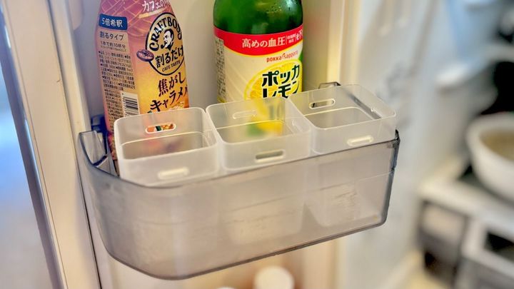 セリアの「くつした整理カップ」を冷蔵庫に使ってみた！小物が倒れないすっきり収納術