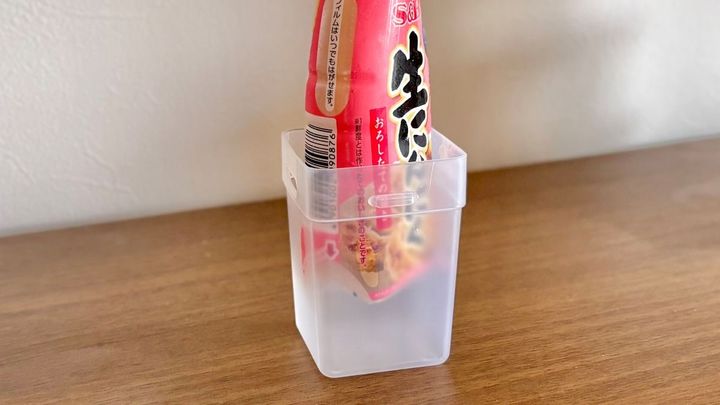 セリアの「くつした整理カップ」を冷蔵庫に使ってみた！小物が倒れないすっきり収納術