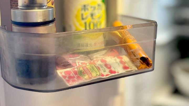 セリアの「くつした整理カップ」を冷蔵庫に使ってみた！小物が倒れないすっきり収納術