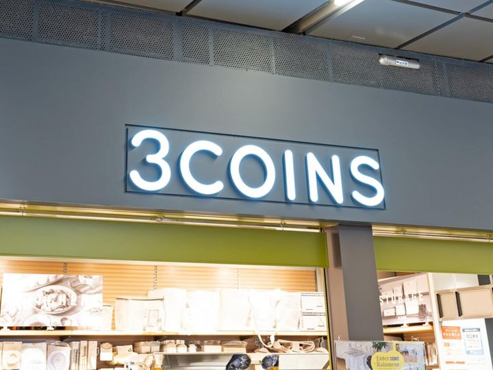 3COINSの「電子レンジ用ハーフホットサンドメーカー／KITINTO」は、電子レンジで加熱するだけで本格的なホットサンドが作れるアイテムです。トースターがなくても手軽に楽しめると再入荷のたびに話題になっており、その魅力を紹介します。