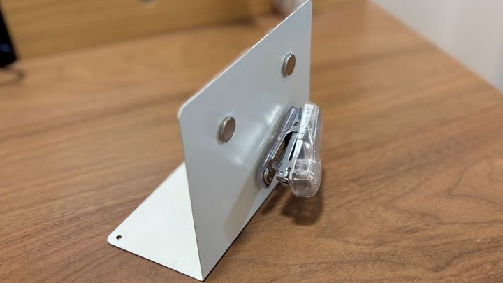 ダイソーの「ブックエンド」と「強力マグネット」を組み合わせて浮かせる収納を試してみた！