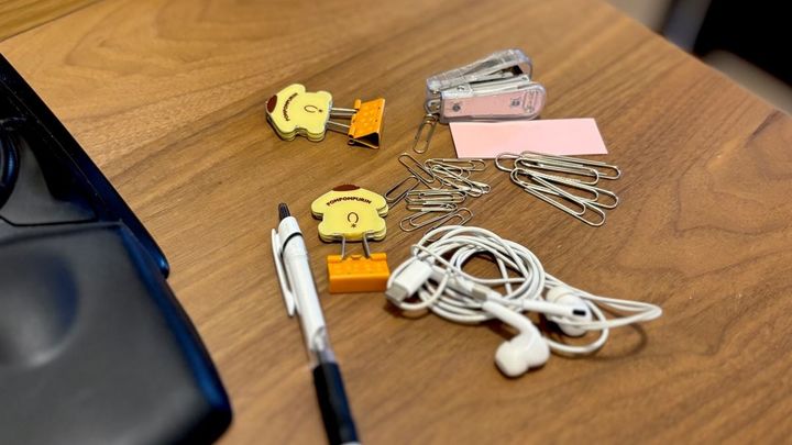 ダイソーの「ブックエンド」と「強力マグネット」を組み合わせて浮かせる収納を試してみた！