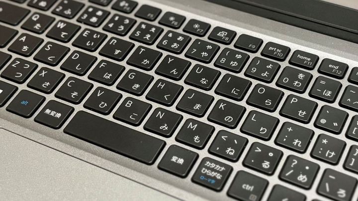 キーボード掃除にぴったり！100均「フィルムふせん」の意外な使い道を試してみた