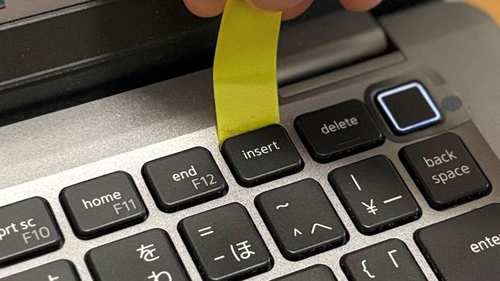 キーボード掃除にぴったり！100均「フィルムふせん」の意外な使い道を試してみた