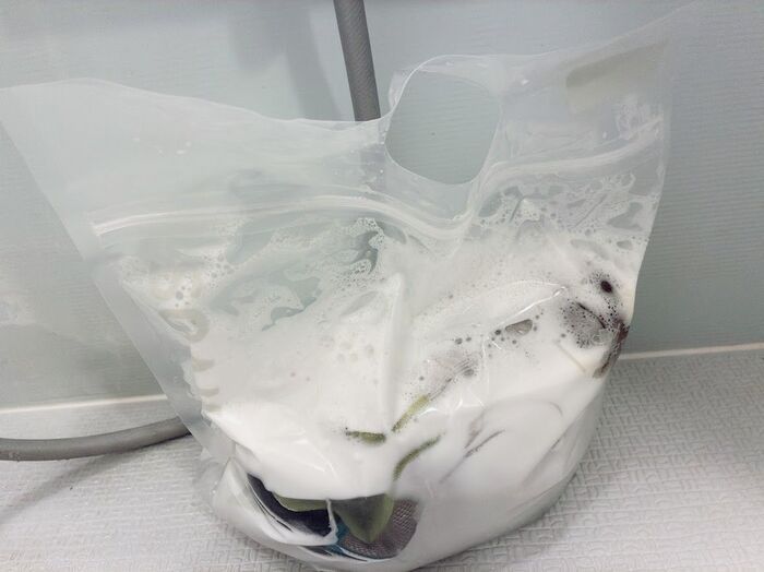 【セリア】バケツいらず！？水を入れるだけで「オキシ漬け」がラクになる〈110円の神アイテム〉防災にも◎