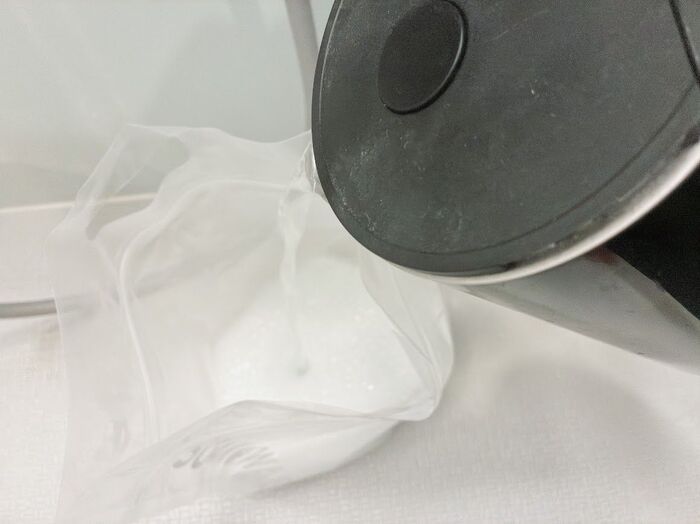 【セリア】バケツいらず！？水を入れるだけで「オキシ漬け」がラクになる〈110円の神アイテム〉防災にも◎