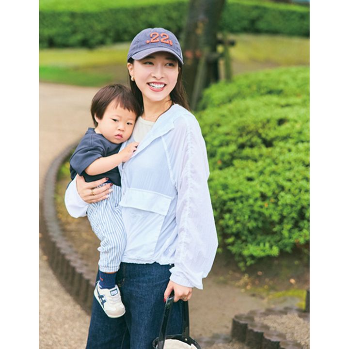 子どもを抱っこするママ