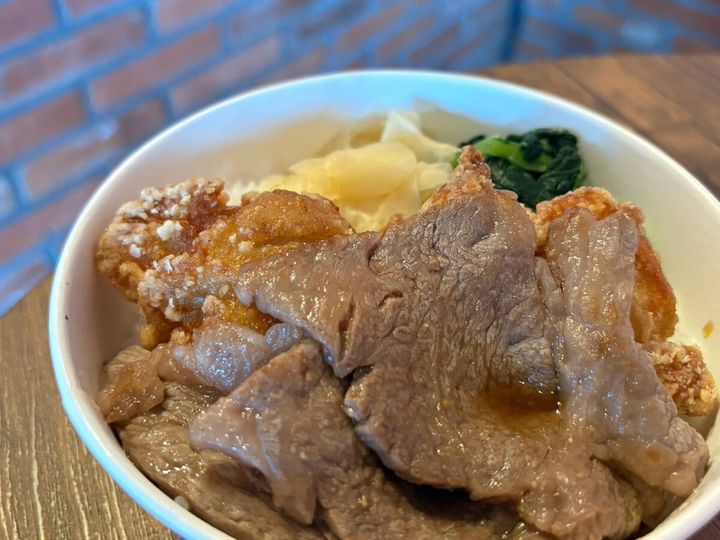 仙台牛と唐揚げあごだし丼