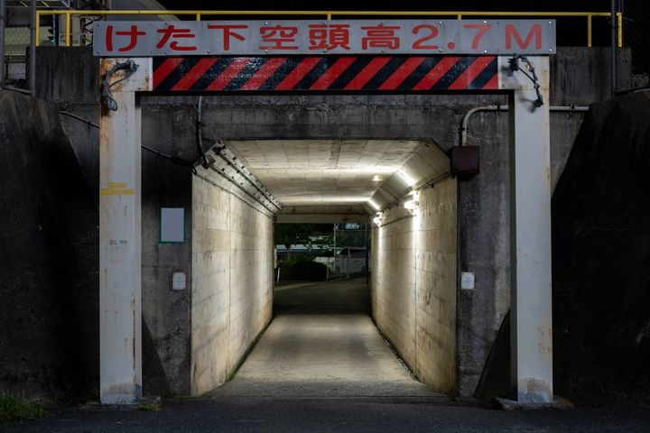 高さ制限2.7メートルと書かれた低いトンネル。