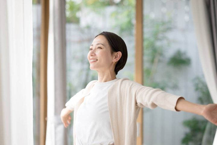 ストレッチをする女性