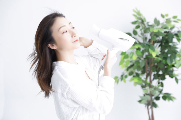 夏にドライヤーで髪を乾かす時間を短縮するには？（画像はイメージ）