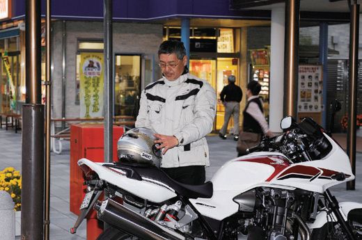 【無事に帰るまで】日が落ちた帰り道こそ焦り禁物！疲労と立ちゴケを防ぐ「あえて休む」安全術