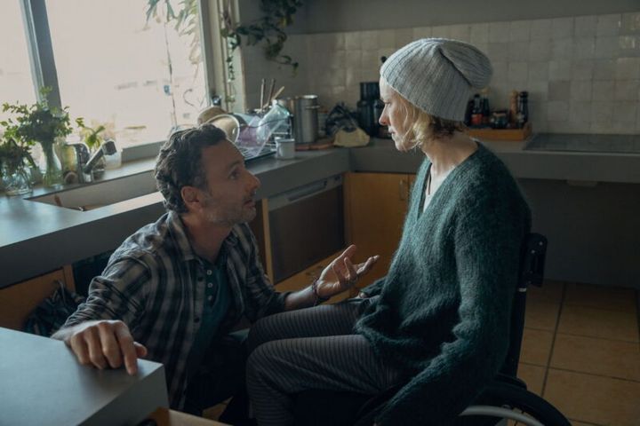サーフィンが得意だった女性が転落事故で下半身不随になってしまう。Netflix映画『ペンギンが教えてくれたこと』独占配信中