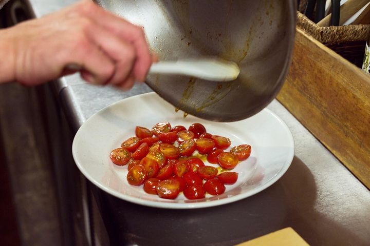 トマトを盛る