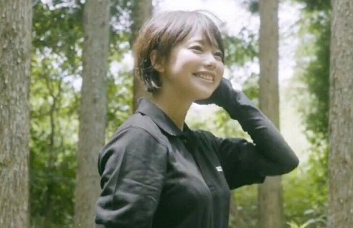 【写真・画像】ぱるる似・可愛すぎる林業ガールの美貌に驚きの声「美しいね〜！」「チェンソー持ってるの！？」 1枚目