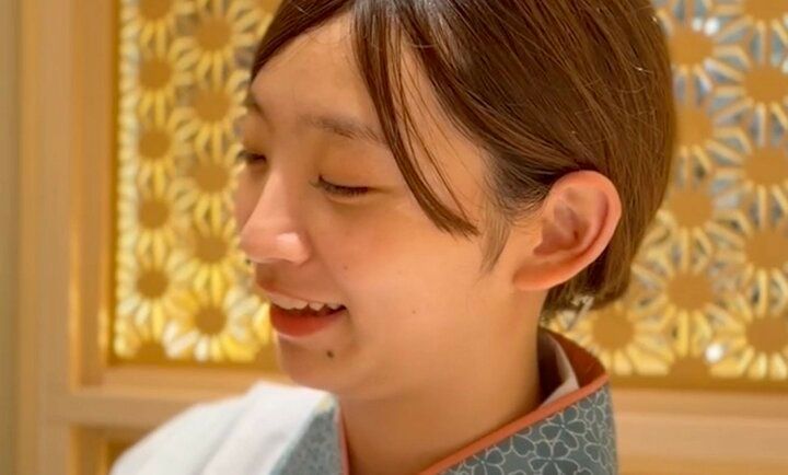 【写真・画像】「足立梨花さんにすごい似てる」23歳・牡蠣専門店の美人女将の美貌に絶賛の声「かわいい〜」 1枚目