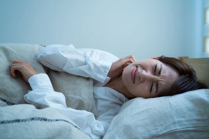 熱帯夜による寝不足で太りやすくなる？（画像はイメージ）