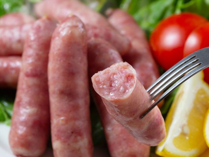 シャウエッセン公式Xは8月7日に投稿を更新。仕事終わりにおすすめの「目玉焼き丼」を紹介し、反響を集めています。（サムネイル画像出典：PIXTAより）