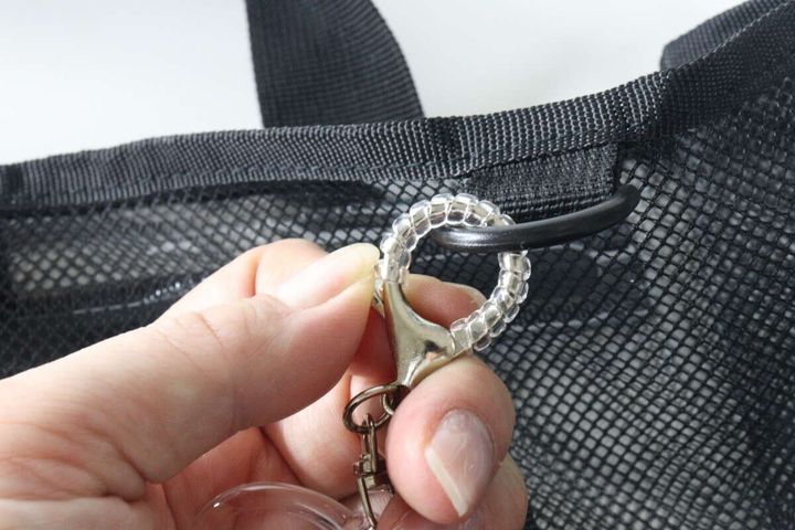 透明なコイルが装着されたキーホルダーの金具部分のアップ