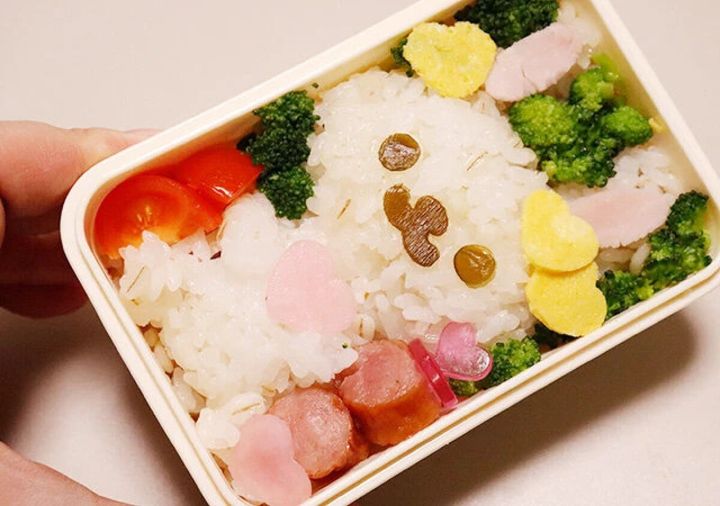 抗菌ピックスを使って可愛く盛り付けられた犬のキャラ弁