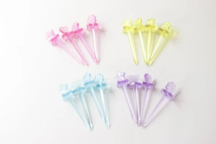 ピンク、イエロー、ブルー、パープルの可愛いピックスが並べられている