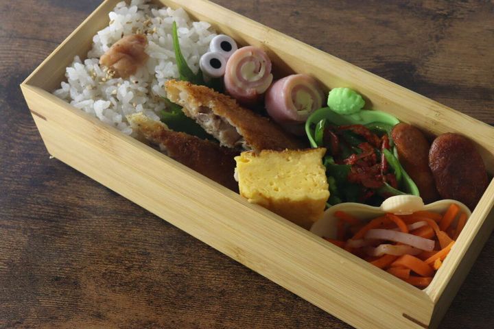 シリコンおかずカップを使った、様々なおかずが詰まったお弁当