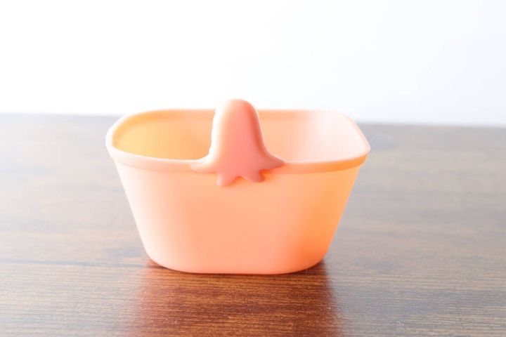 ピンク色のウインナーモチーフのシリコンおかずカップ単体