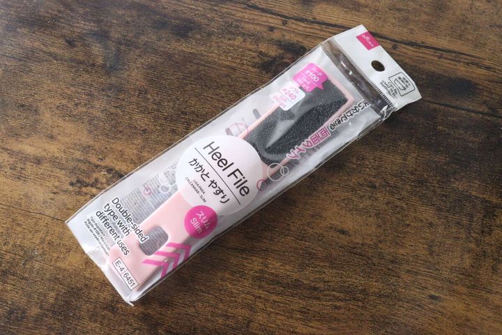 ダイソーのかかとやすり「Heel File」のパッケージを斜めから見た写真