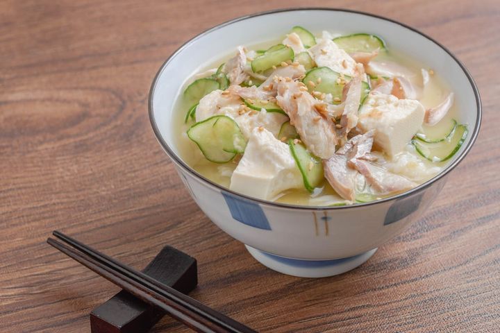 朝食に豆腐やキュウリを入れた「冷や汁風」を取り入れることで、火を使わずに熱中症予防に必要な塩分、ミネラルを補給できる（画像はイメージ）