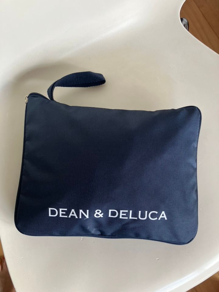 「DEAN & DELUCAの大きくてたためるグローサリーバッグ＋ストラップ付きポーチ」。使わないときは折りたたんでペタンコに。スーツケースに忍ばせておける！