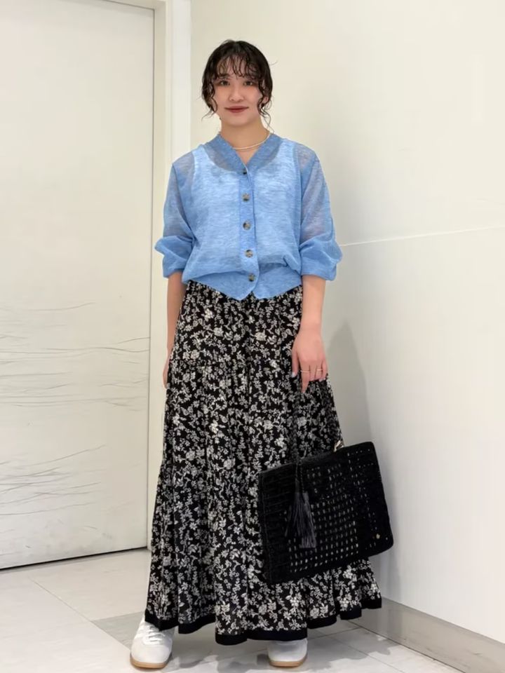 トレンドの透け素材のブルーカーデで抜け感を
