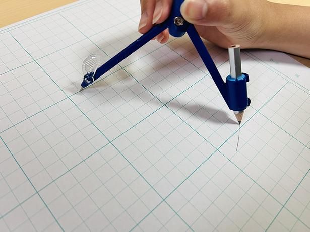 打った点にコンパスの針をあて、バッテンを作るように線を引く