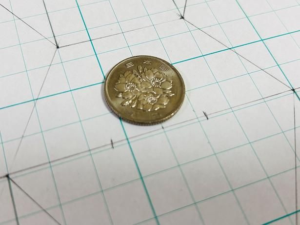 貯金箱に入れる硬貨をあててみて、少し余裕のある幅に印をつける