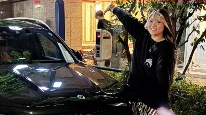 【写真・画像】ぱーてぃーちゃん信子、生放送のハプニングに“神対応” 胸元あらわな衣装姿でスタジオ盛り上げ反響「セクシー」「カッコいい」 1枚目