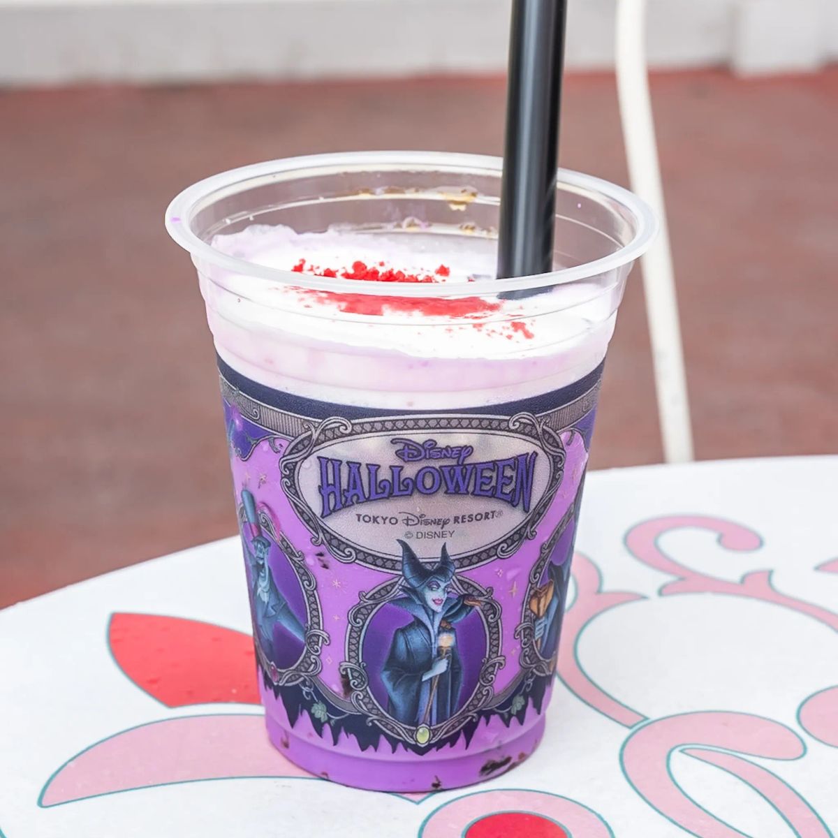 真っ赤な唇はアースラ！東京ディズニーリゾート“ディズニー・ハロウィーン2026”「スペシャルドリンク(紫イモ、ミルク、コーヒーゼリー ...