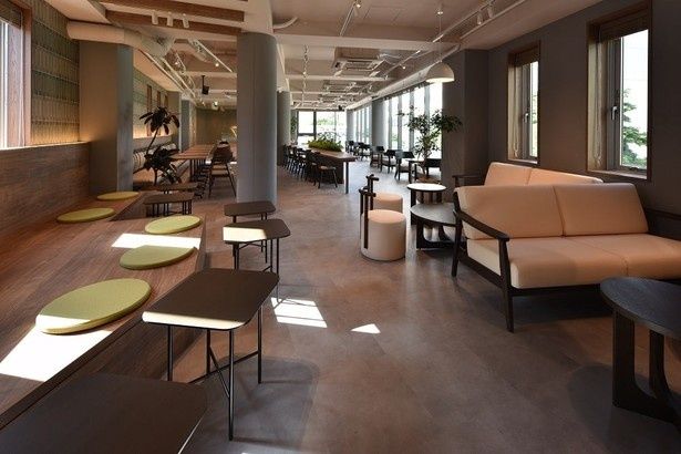 自然光が射し込む、落ち着きのある店内